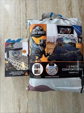 NEW 🆕 Jurassic World Reversible Comforter Set and Sheet Set for twin bed